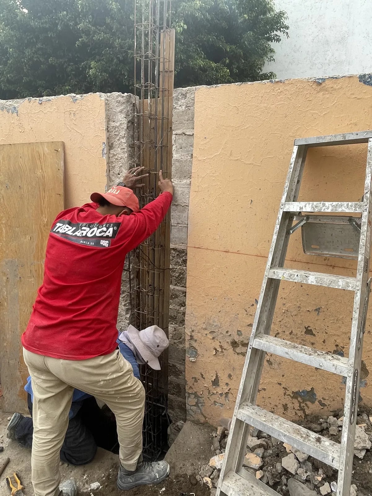 Armado de castillo junto a un muro en Casa Guadalupe, Zapopan.