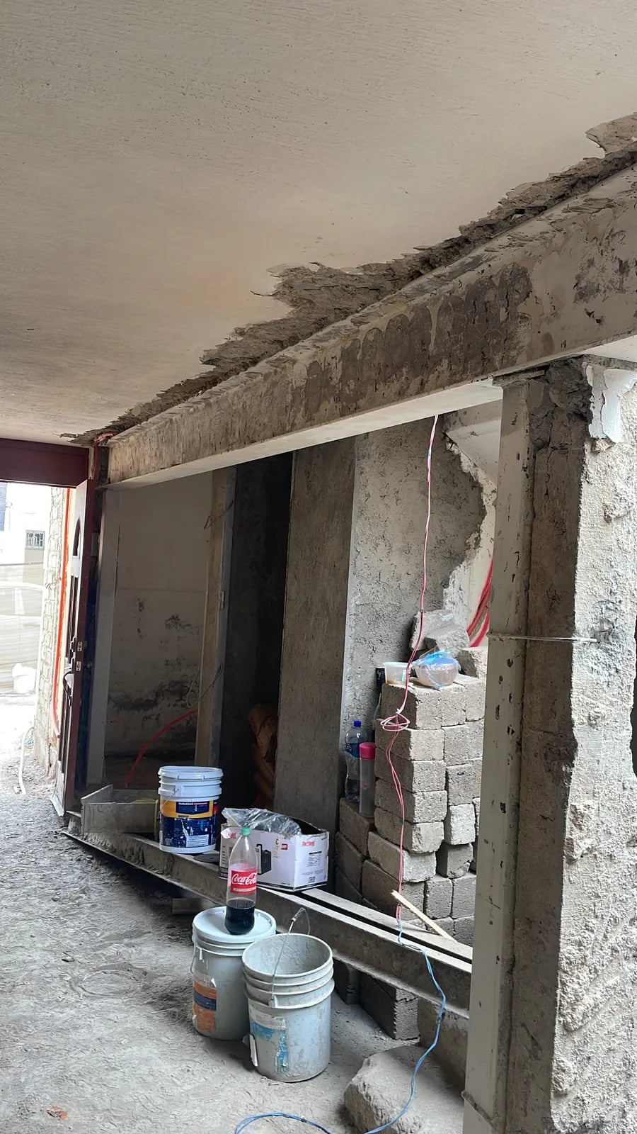 Viga del primer piso descubierta durante la obra de Casa Guadalupe, Zapopan.