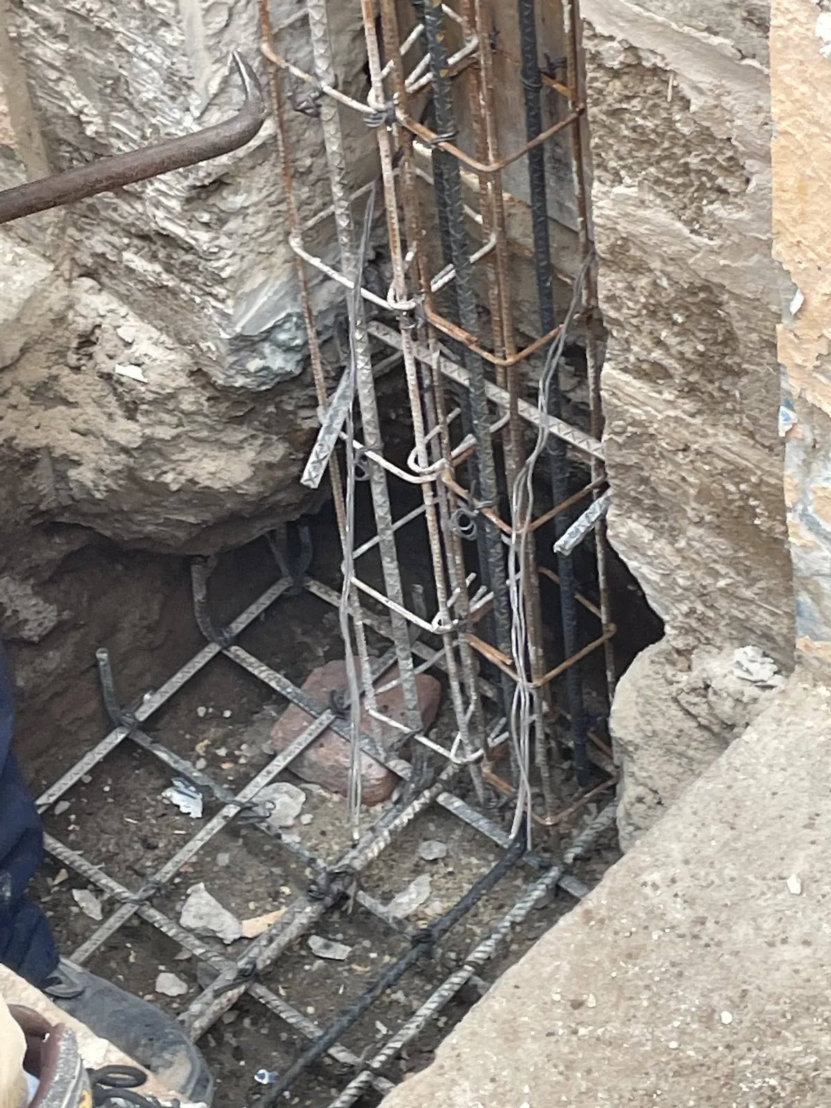Armado de zapata y columna dentro de la excavación en Casa Guadalupe, Zapopan.