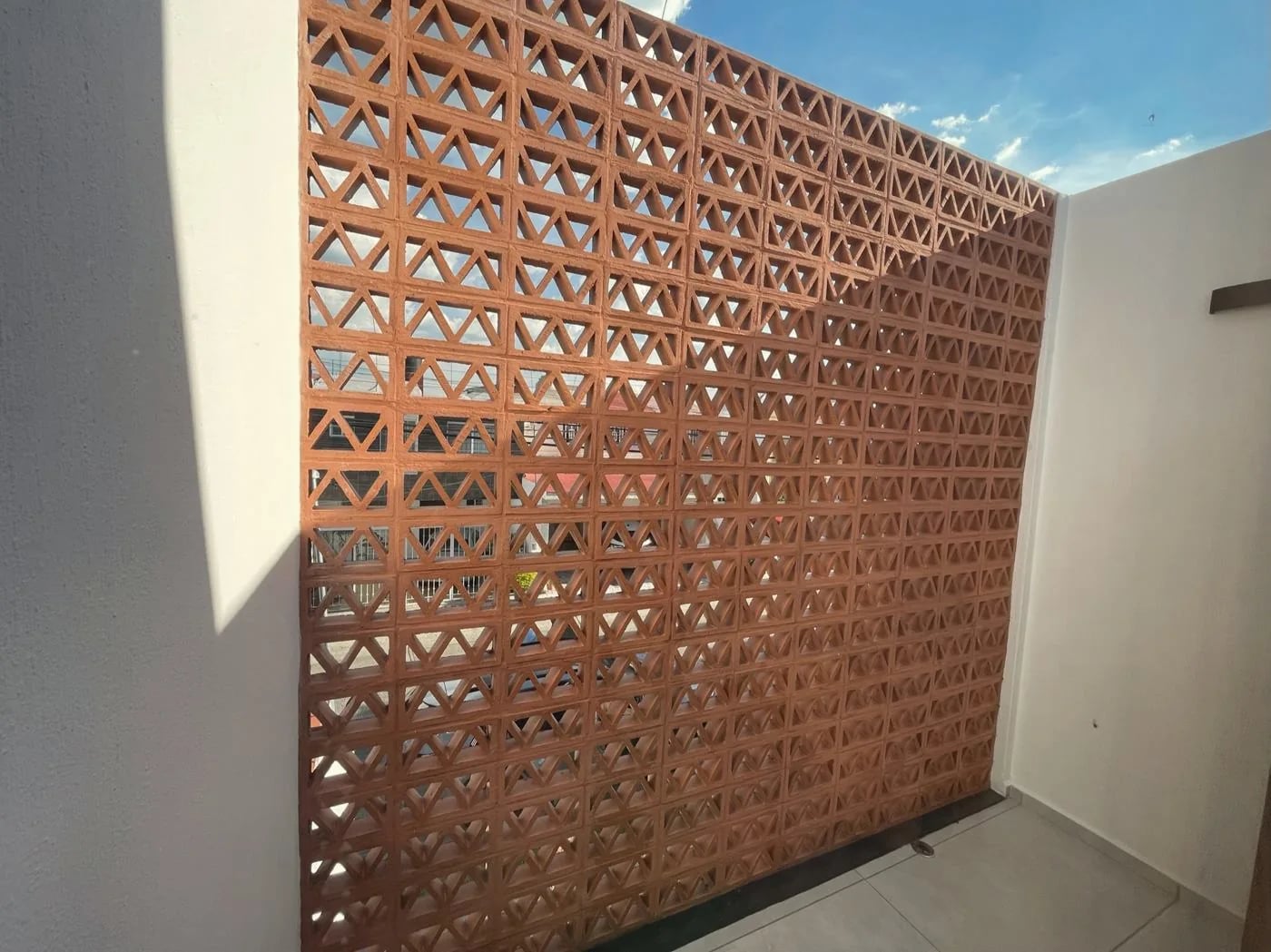 Terraza con celosía de barro en la recámara ampliada de Casa Guadalupe, Zapopan