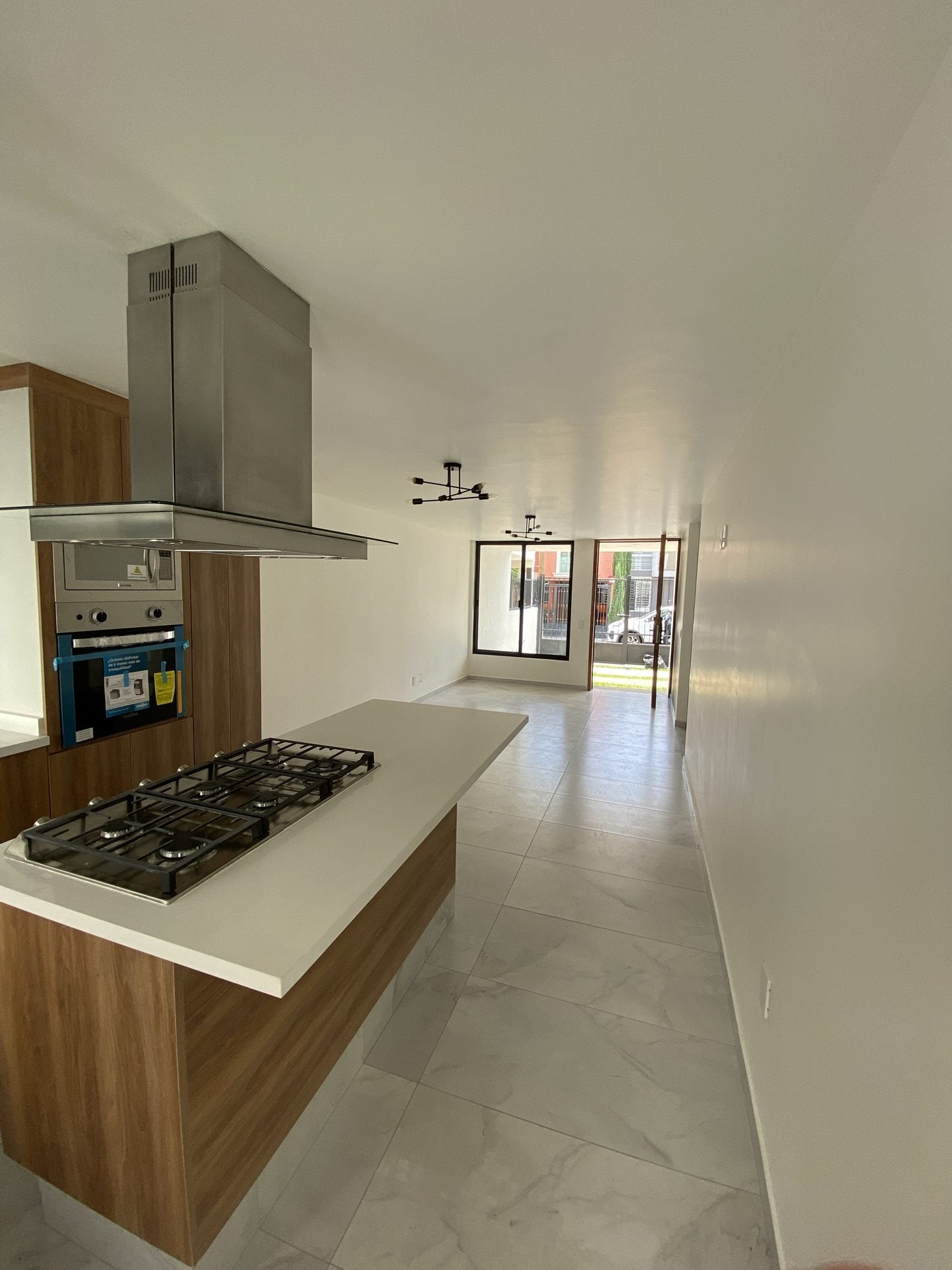 Chapalita Inn 1, cocina con vista hacia la sala
