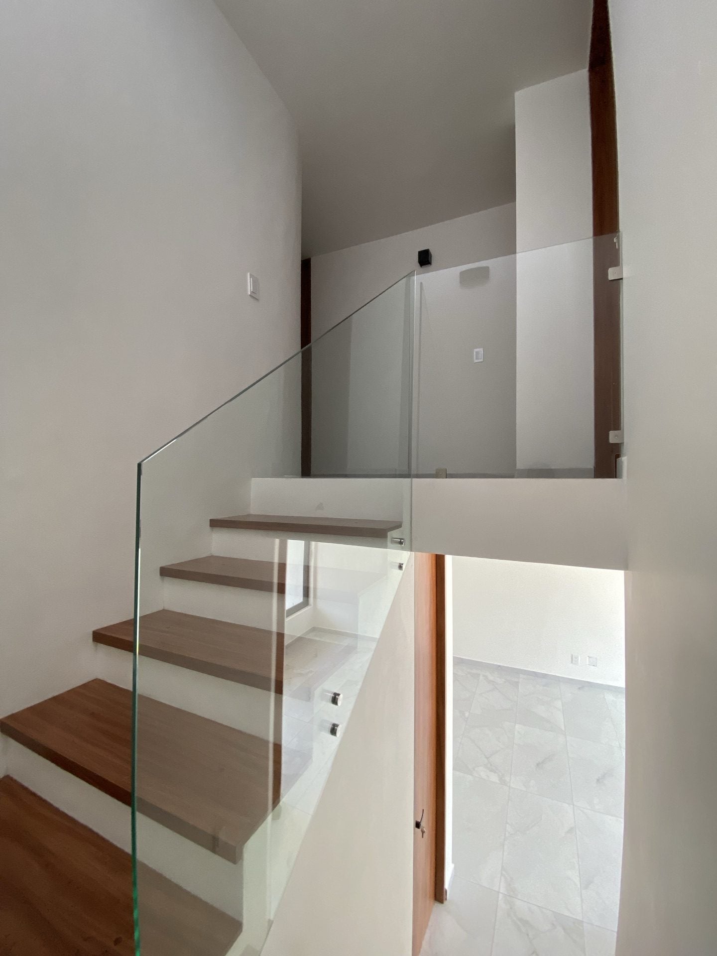 Chapalita Inn 1, escalera desde el segundo piso