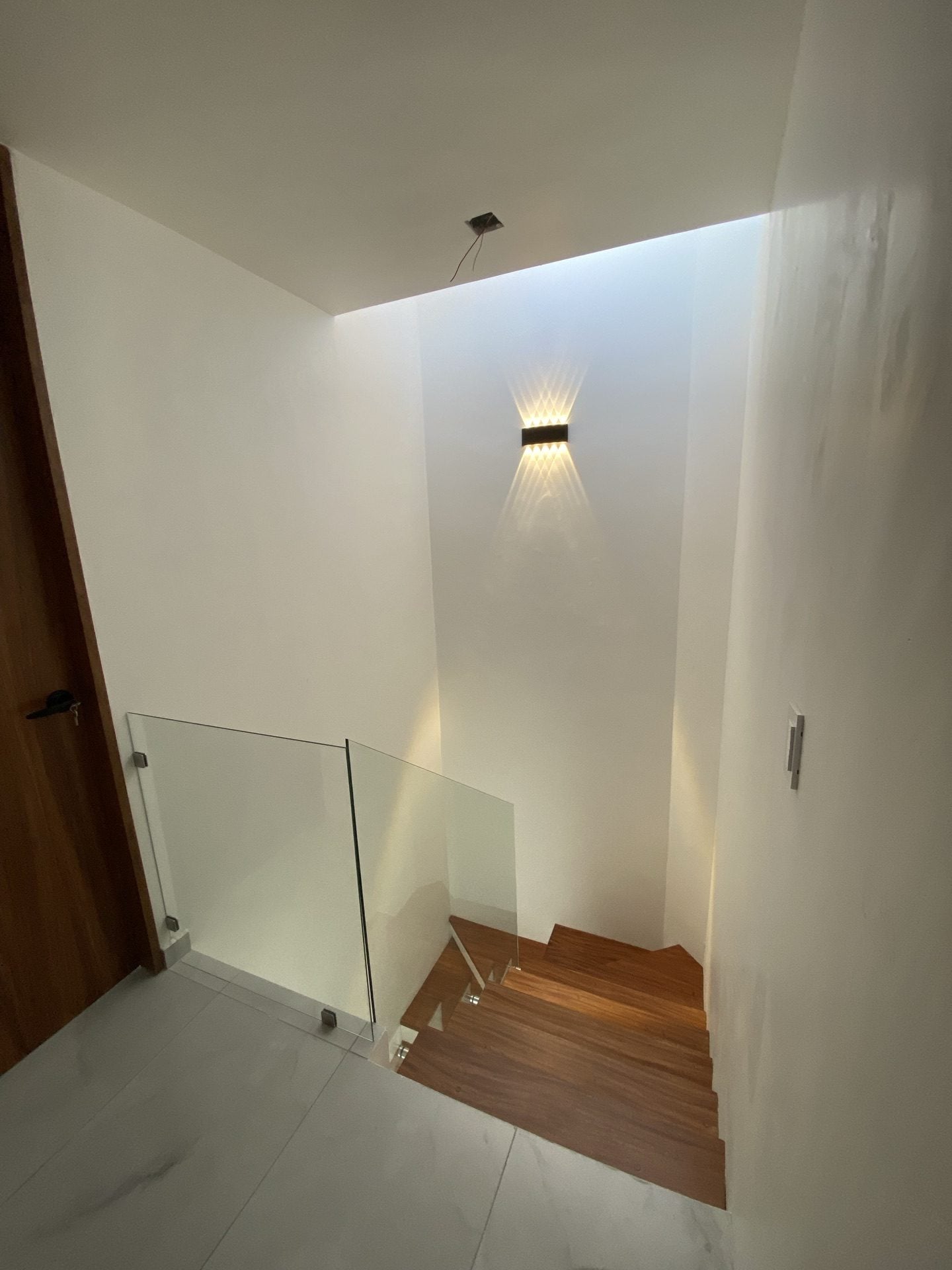 Chapalita Inn 1, escalera con barandal de vidrio