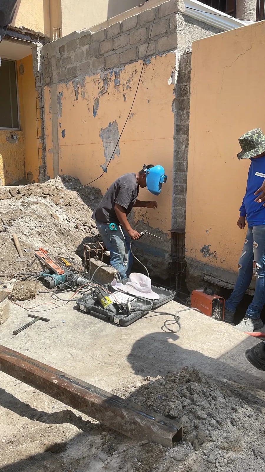 Soldadura de castillo en la cochera de Casa Guadalupe, Zapopan.
