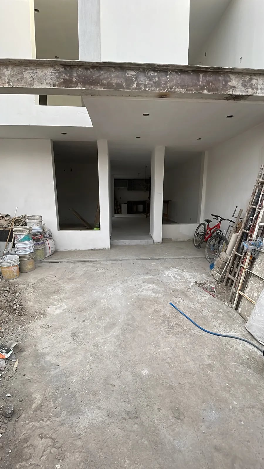 Fachada de Casa Guadalupe en obra gris, Zapopan.