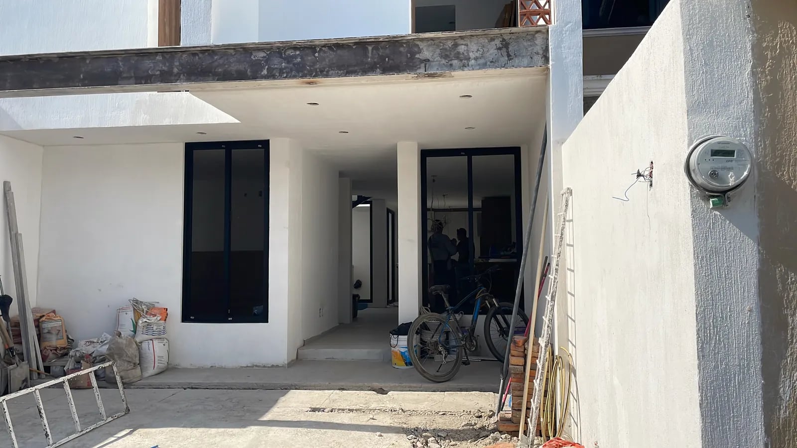 Colocación de marcos de aluminio en la fachada de primer piso