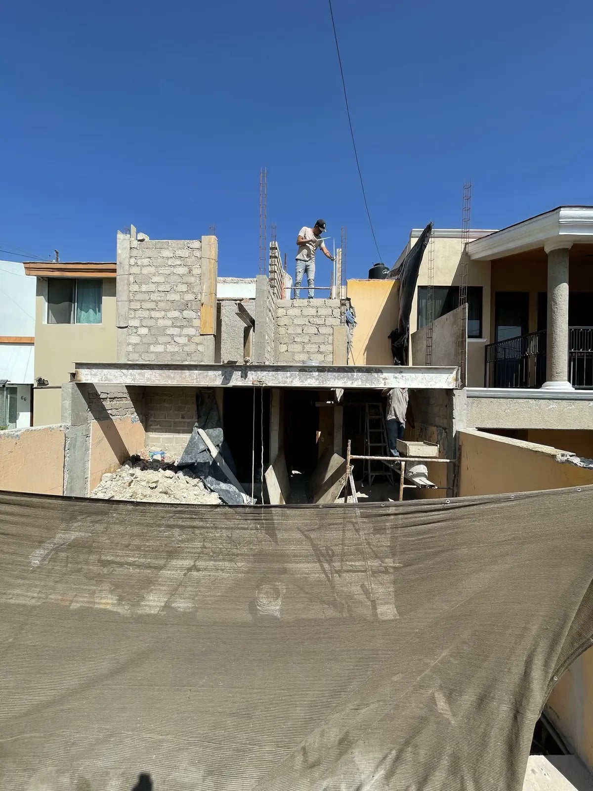 Cuarto nuevo en construcción sobre la cochera, visto desde la calle