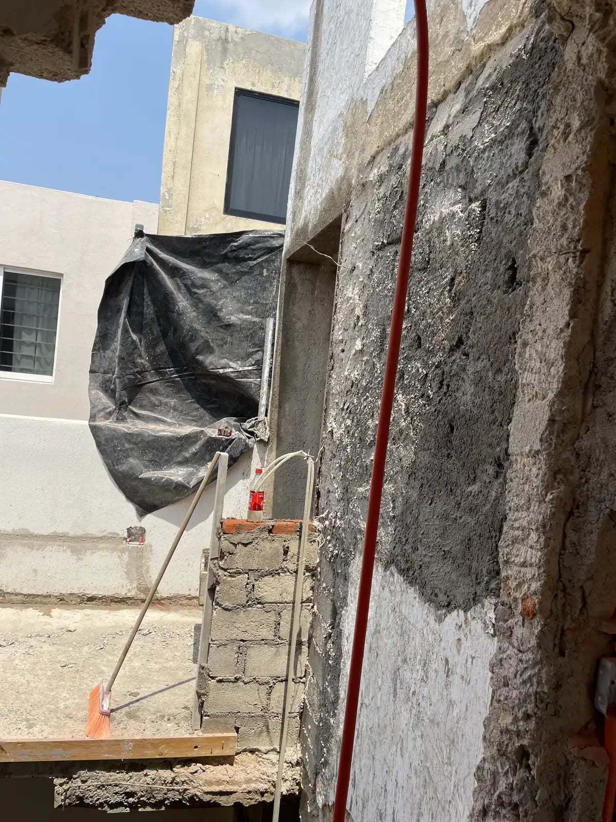 Muro de balcón en segundo nivel, obra en Zapopan