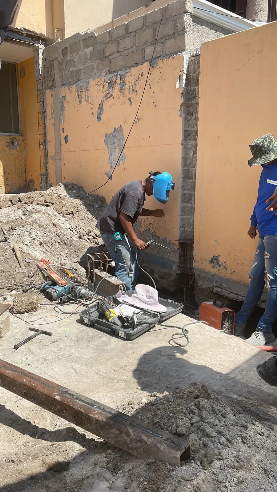 Soldadura de un castillo metálico en la cochera para sostener la ampliación